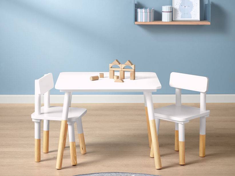 Kindertisch und zwei Stühle, Holzbeine.