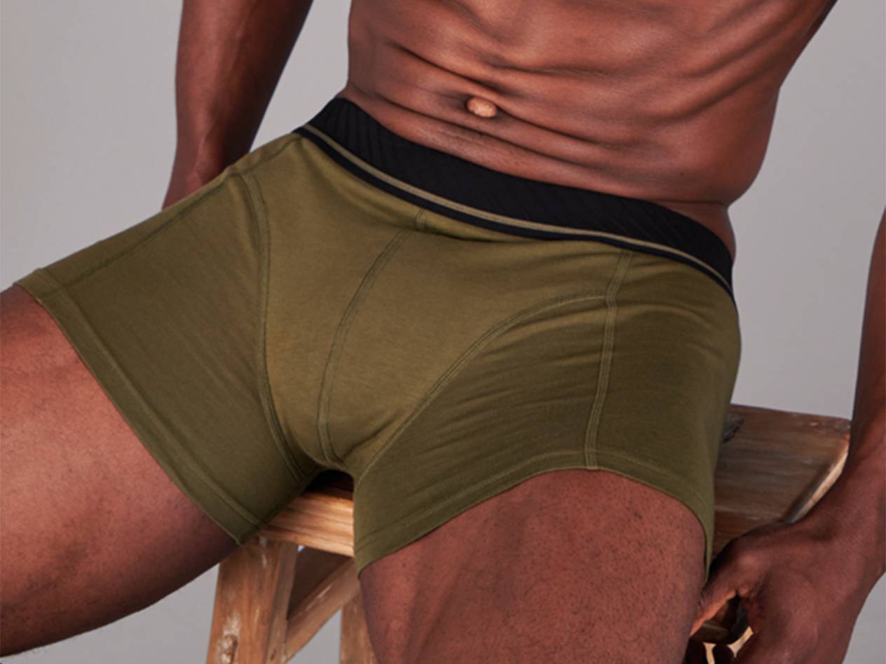 Olivengrüne Boxershorts, dunkler Bund.
