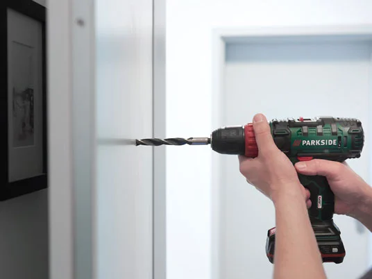 Bohren in die Wand mit einem Parkside Akkuschrauber.