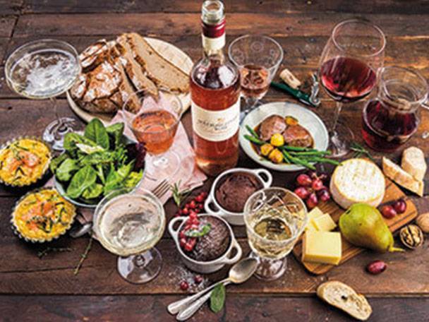 Brot, Salat, Käse, Fleischgerichte und Wein.