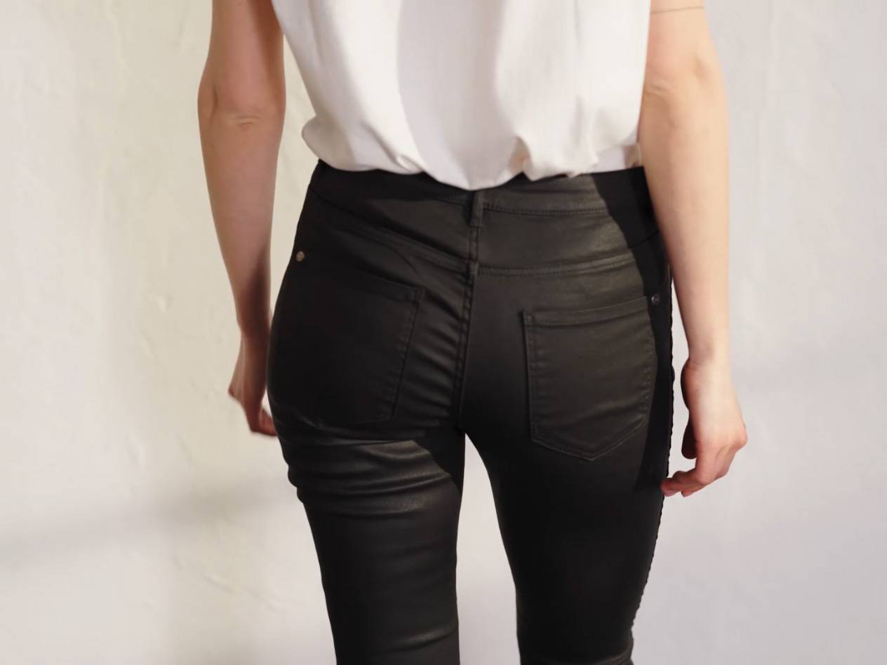 Lederhose und weißes T-Shirt.