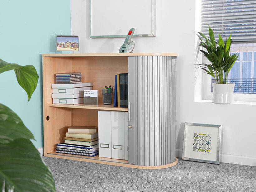 Platzsparender Schrank mit Schiebetüren und Regalen für Bücher und Ordner.