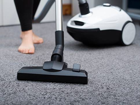 Teppichsaugen: Staubsauger und Düse.