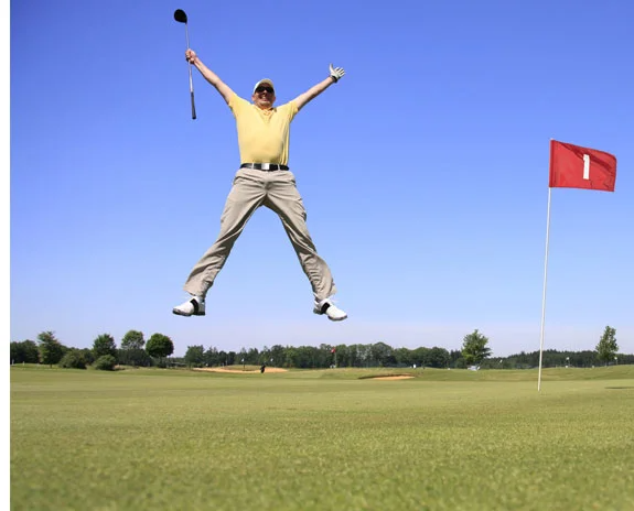 Golfer jubelt nach einem guten Schlag auf dem Golfplatz.