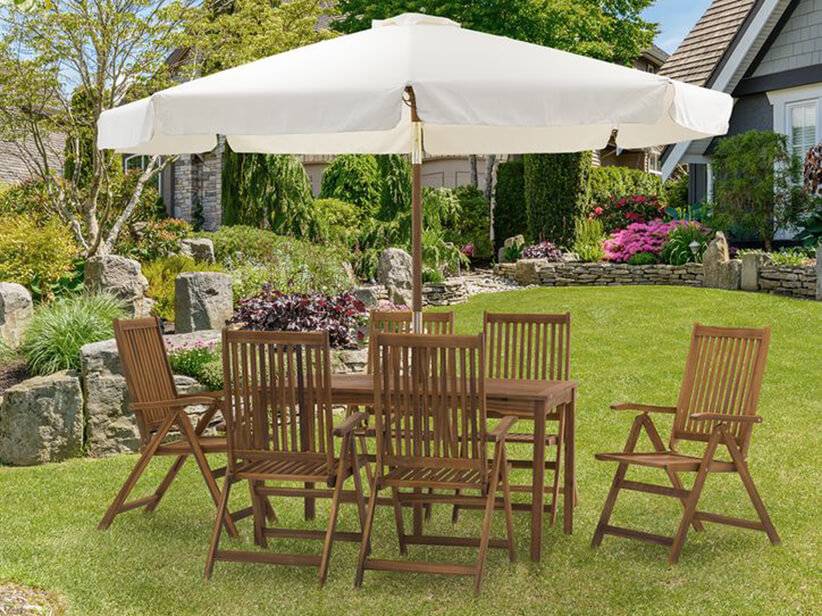 Gartenmöbel: Holztisch und -stühle, weißer Sonnenschirm.