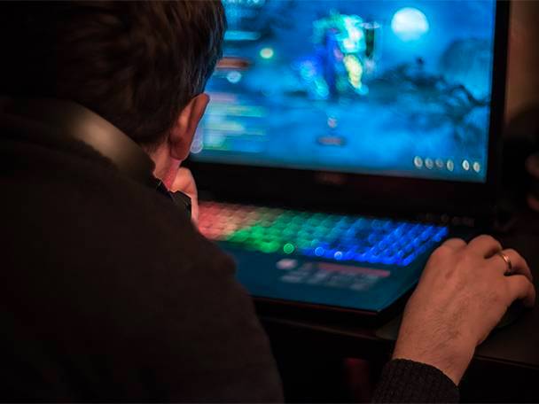 Videospiel wird auf einem Laptop gespielt.