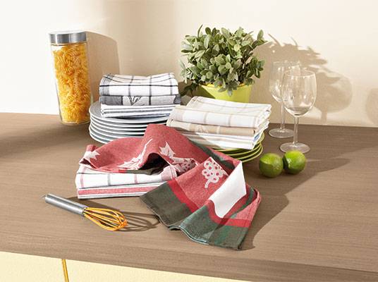 Küchenhandtücher, Weingläser und Nudeln: Essgeschirr in einer eleganten Küche.