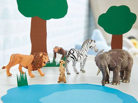 Löwe, Zebra, Elefant und weitere Safaritiere als Spielfiguren.