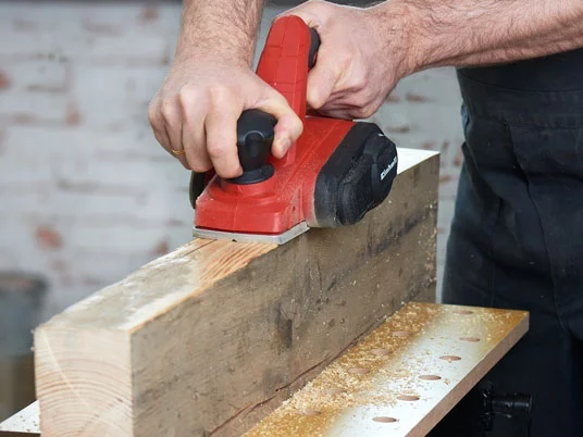Black+Decker Hobel bearbeitet Holz.