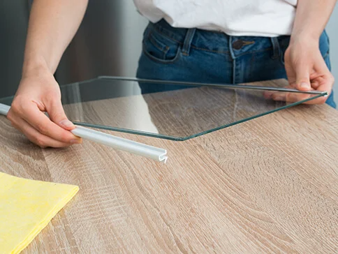 Glasplatte und Plastikrahmen.