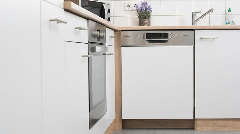 Bosch Spülmaschine und Backofen in moderner Küche.