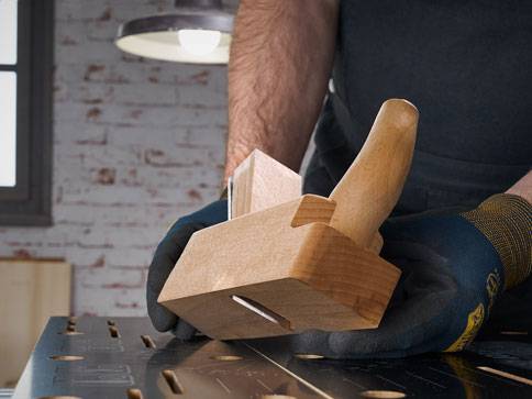 Holzbügel und Werkzeuge.