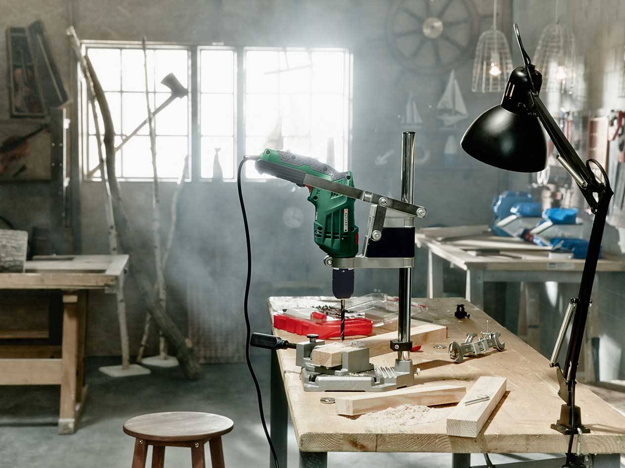 Bohrmaschine und Werkbank in der Werkstatt.