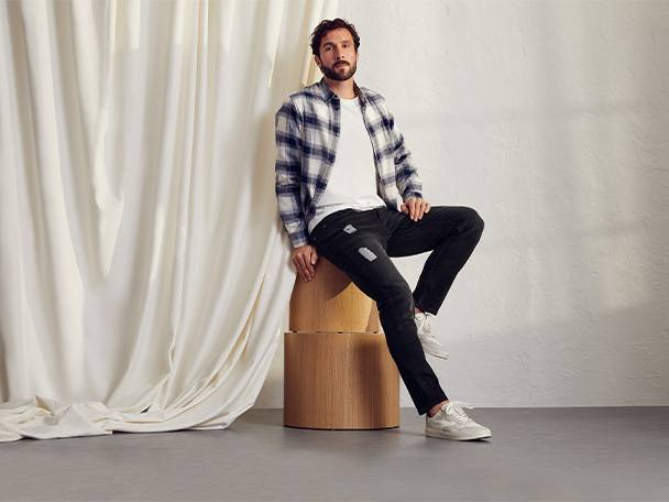 Jeans und kariertes Hemd für Herren.