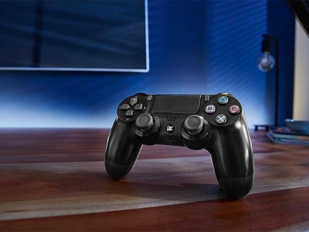 PlayStation-Controller und Fernseher für Gaming-Erlebnis.