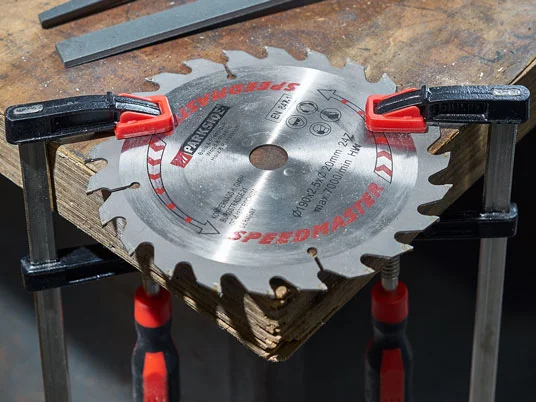 Parkside Speedmaster Sägeblätter in Schraubzwingen gespannt.