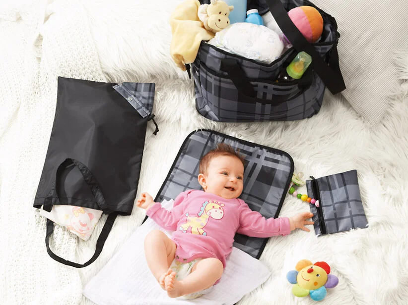 Wickeltasche, Wickelunterlage und kleine Aufbewahrungsbeutel für Babys.