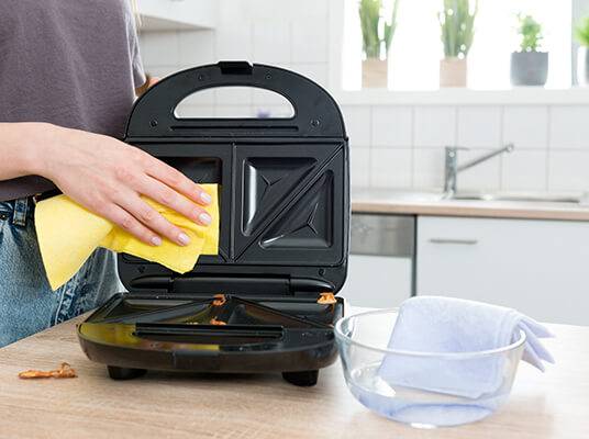 Sandwichtoaster wird gereinigt.