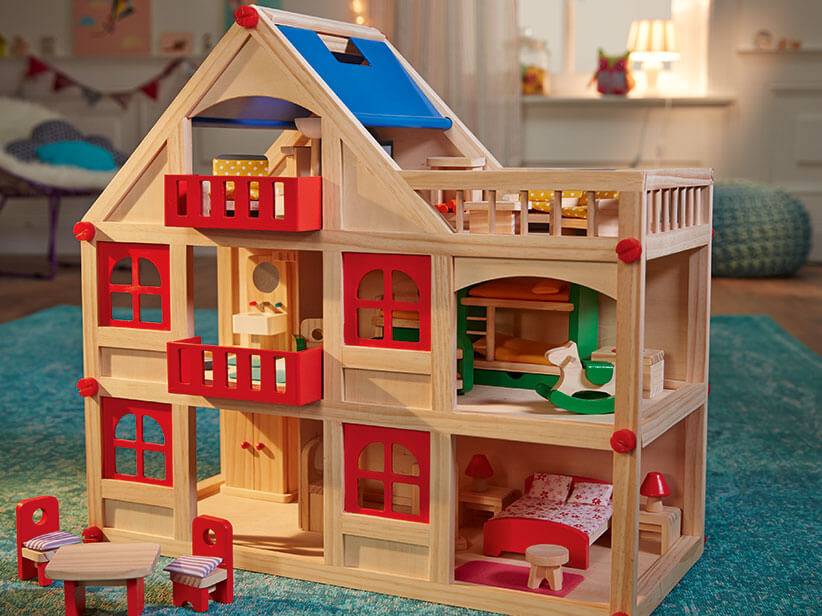 Holzpuppenhaus mit Möbeln und Zubehör.