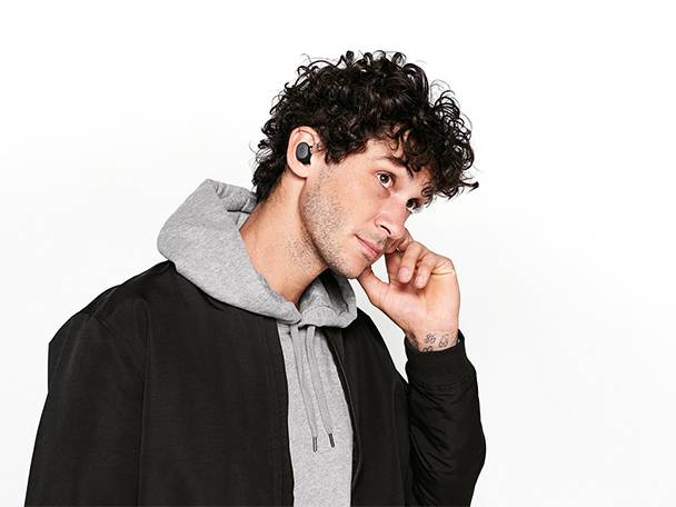 Drahtlose Kopfhörer und stylische Jacke.