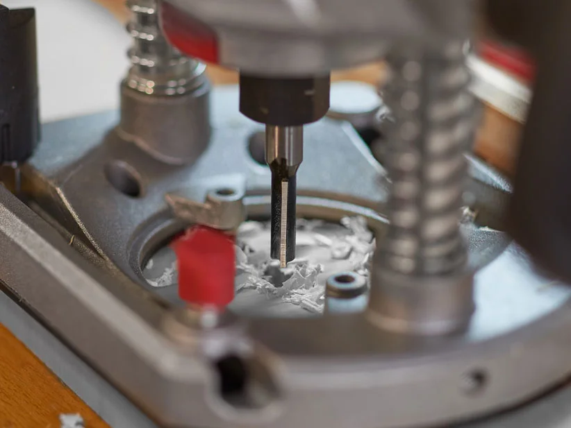 Eine Fräse bearbeitet Holz.