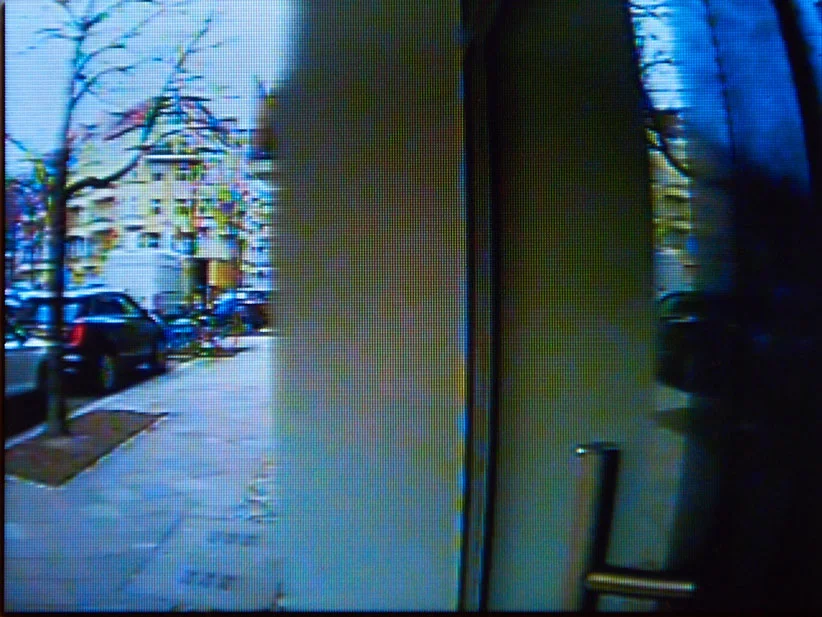 Unscharfes Bild von Straße, Autos und Gebäuden.