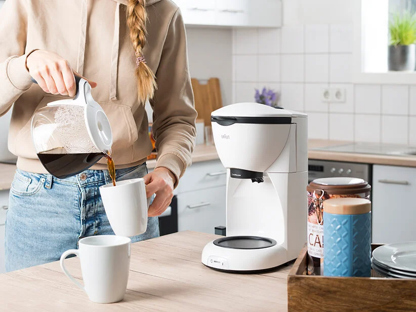 Tefal Kaffeemaschine und Tassen in der Küche.