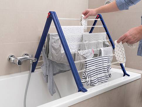 Wäscheständer in der Badewanne: Kleidung und Wäsche trocknen.