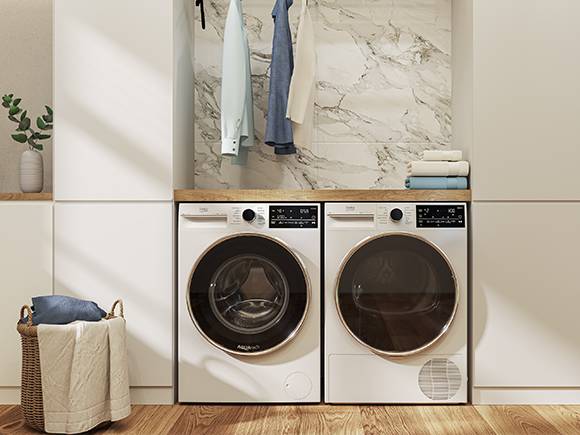 AEG Waschmaschine und Trockner auf Marmor.
