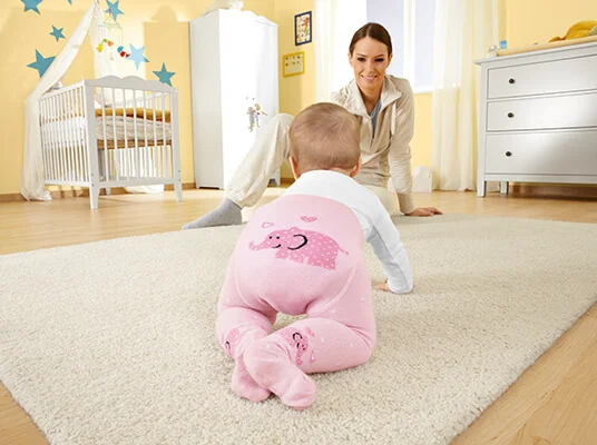 Babykleidung, Leggings mit Elefanten und Mutter mit Kind.