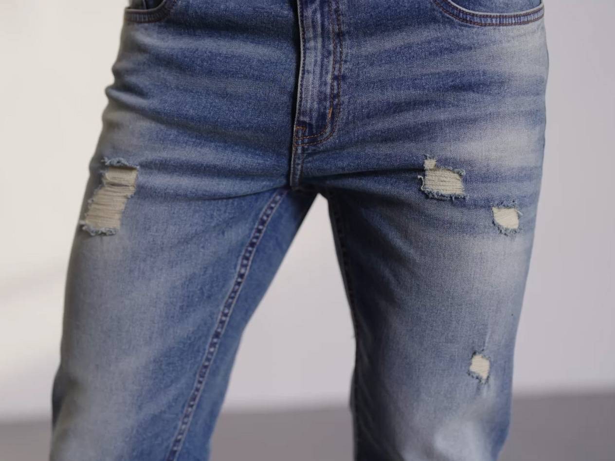 Jeans mit Löchern.