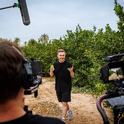 Videoaufnahme: Mann mit Zitronen in einem Zitronenhain.