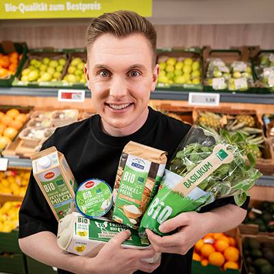 Bio-Milch, Dinkelmehl, Bio-Eier und Basilikum im Supermarkt.