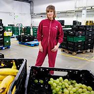 Bananen und Trauben im Lager.