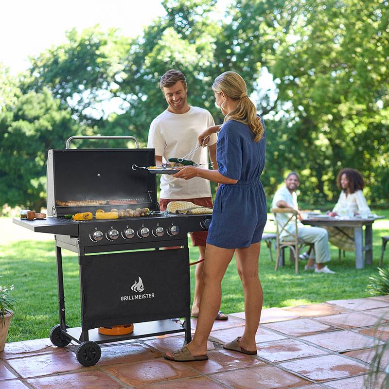 GrillMeister Grill mit 6 Brennern, draußen.