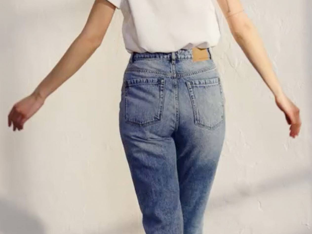 Jeans und weißes T-Shirt.