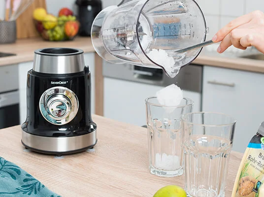 Severin Mixer und Gläser mit Eis.