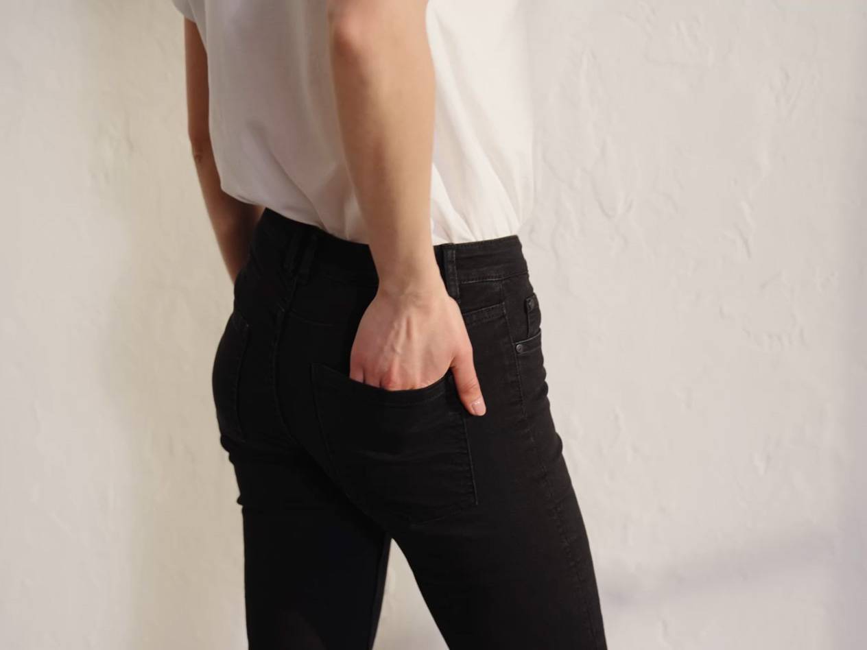 Schwarze Jeans und weißes Shirt.