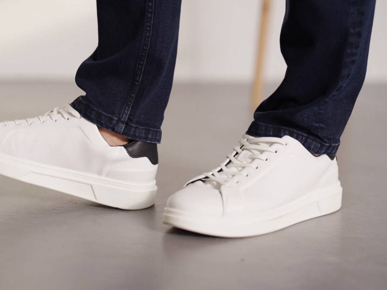 Weiße Sneaker und blaue Jeans.