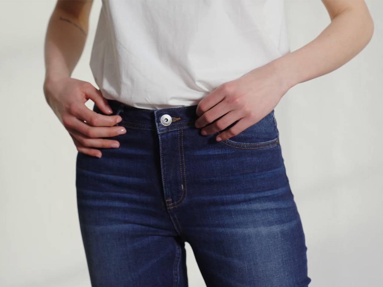 Jeans und ein weißes Shirt.