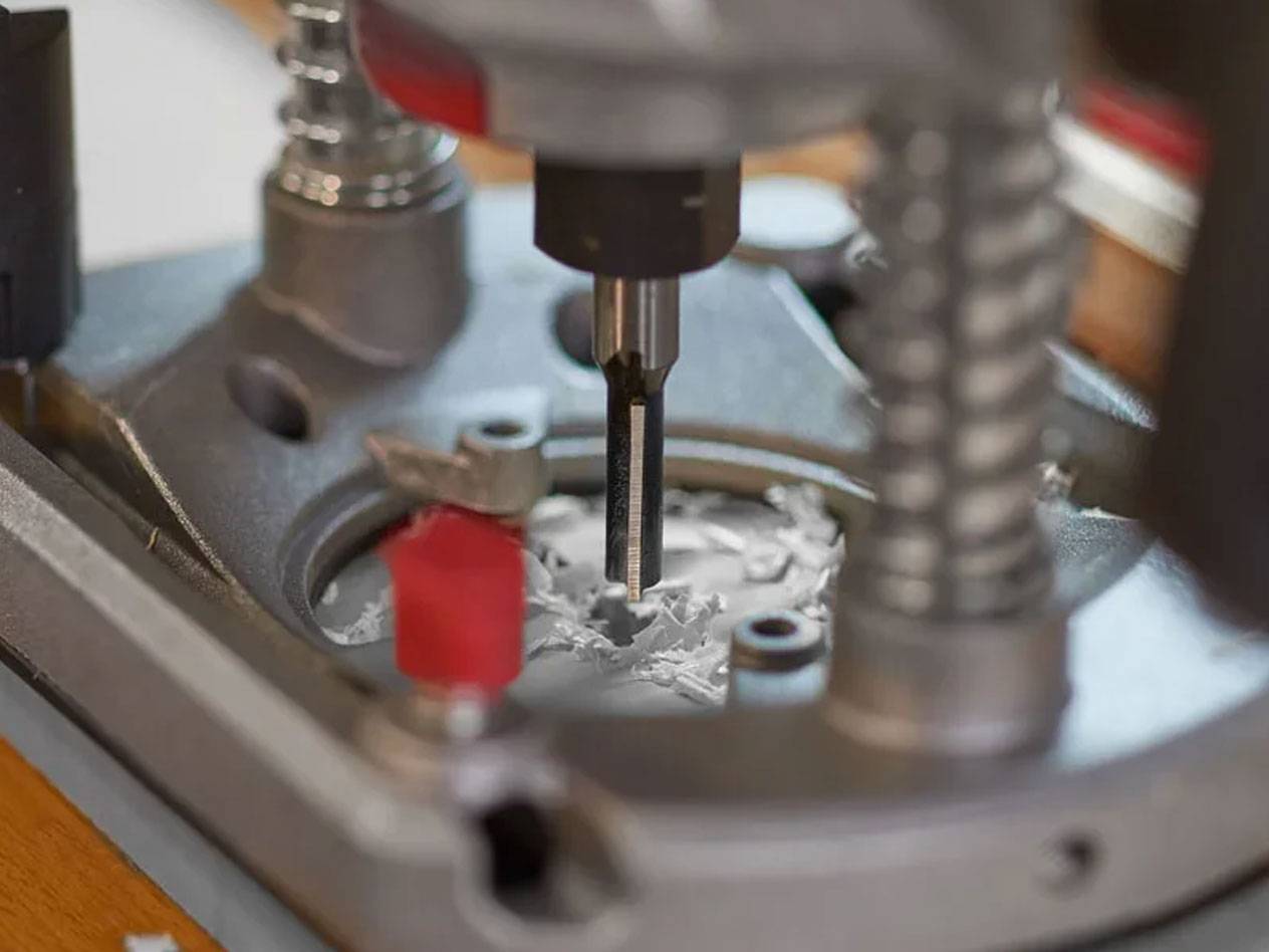 Fräsmaschine und Fräser im Einsatz.