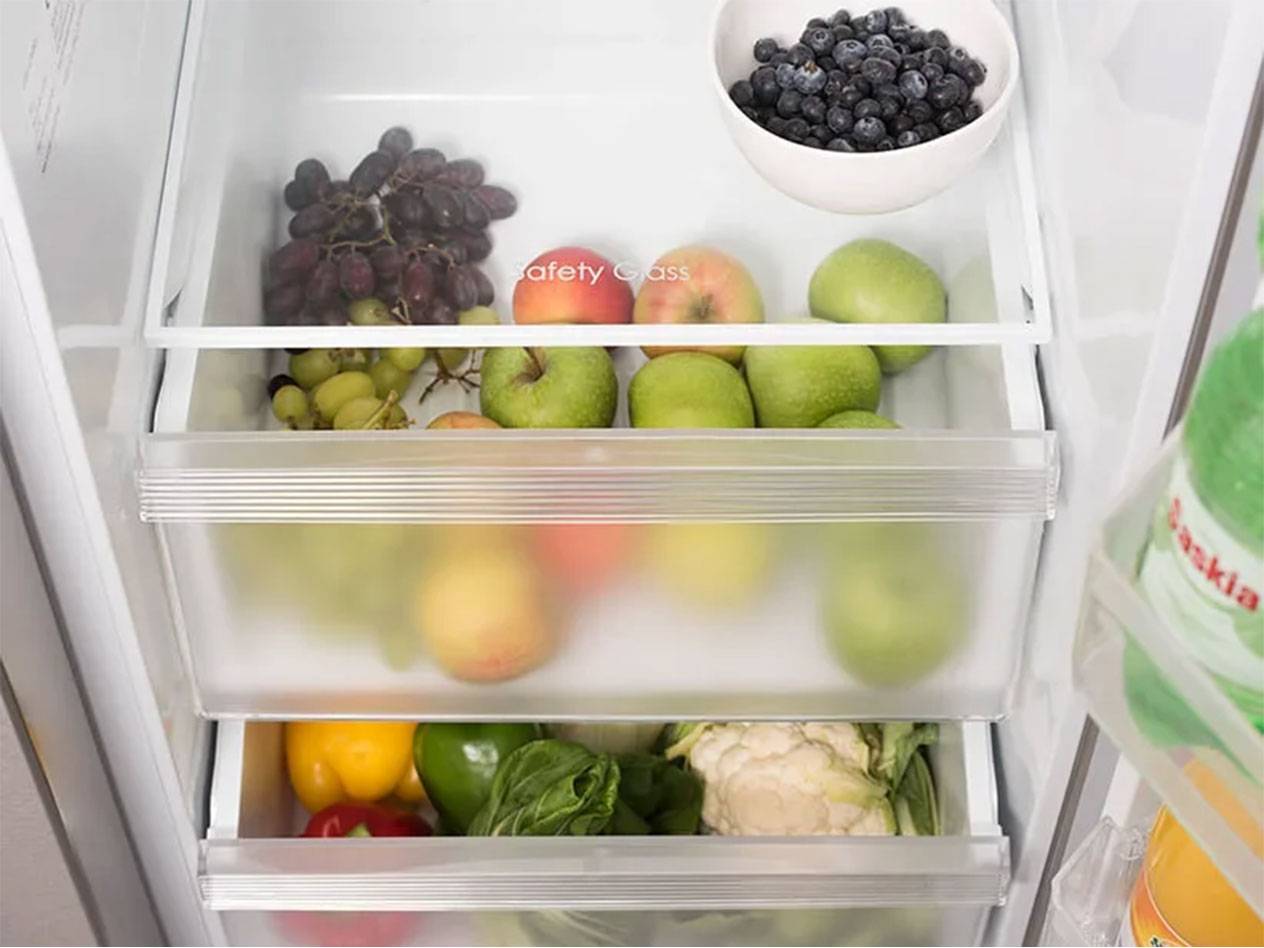 Kühlschrank mit Obst (Äpfel, Trauben, Blaubeeren) und Gemüse.