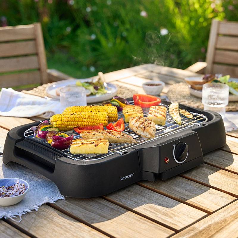 SilverCrest Elektrogrill mit Mais, Hähnchen und Gemüse.