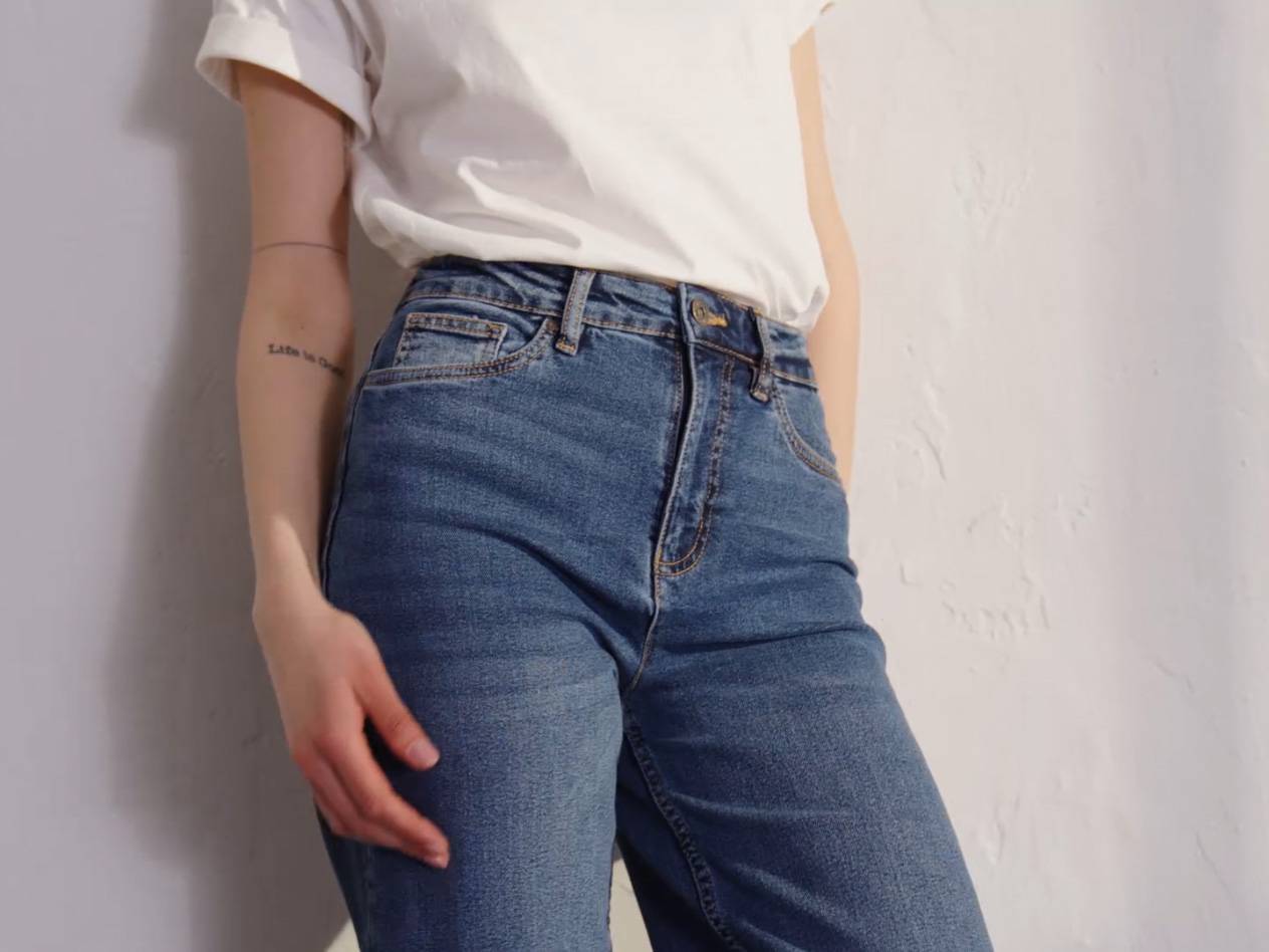 Jeans und weißes T-Shirt.