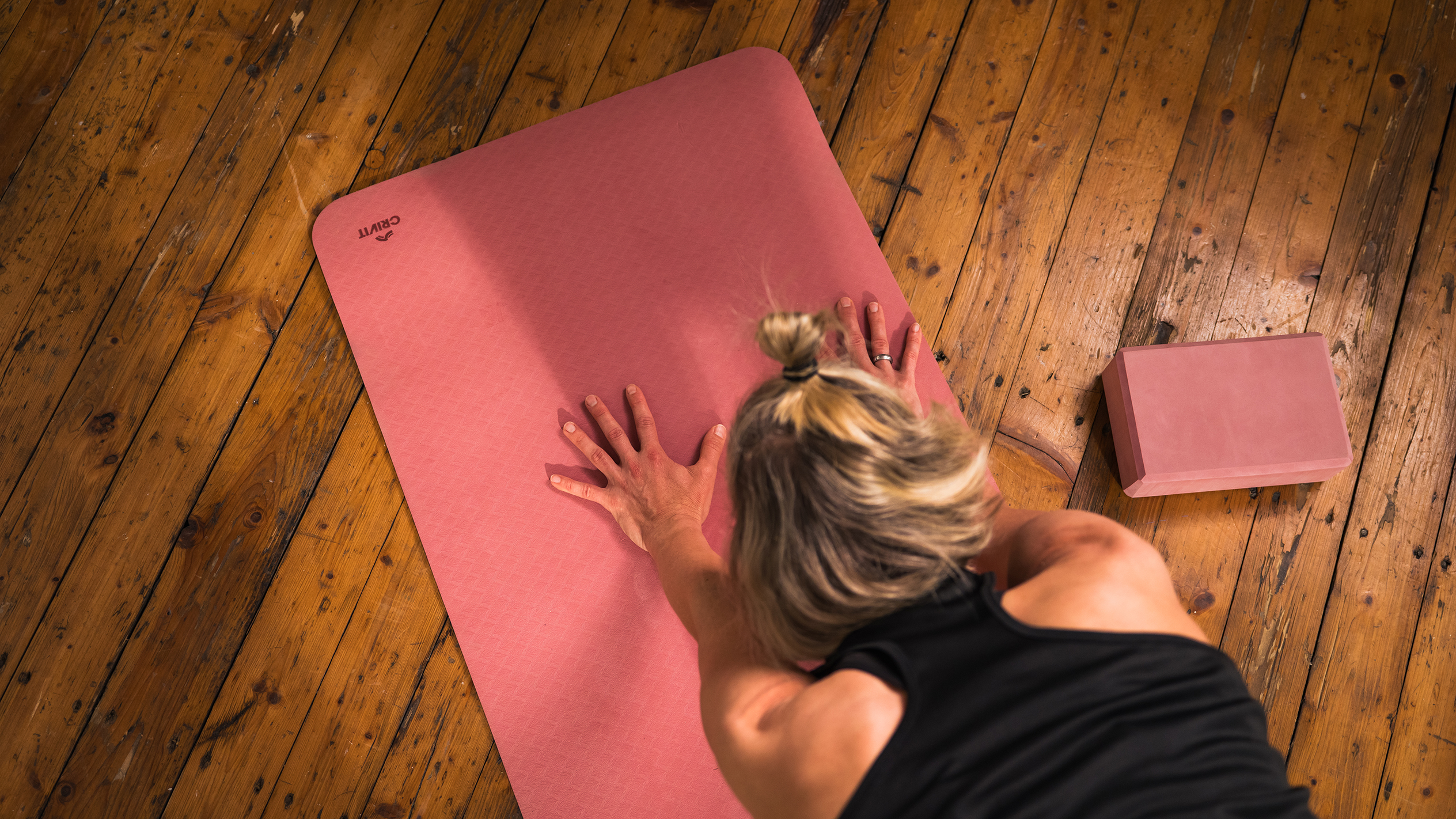 Yoga: Crivit Matte und Yogablock.